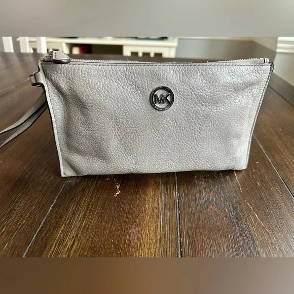 Michael Kors wristlet - Picture 1 of 10